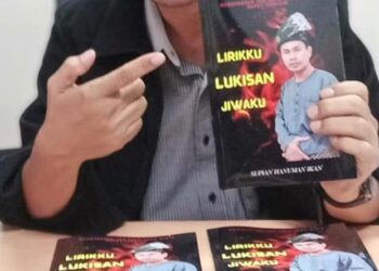SUPIAN Hanuman Ikan menunjukkan buku antologi 100 lirik lagu dikir barat ‘Lirikku Lukisan Jiwaku’ di Kota Bharu, baru-baru ini. – UTUSAN/TOREK SULONG