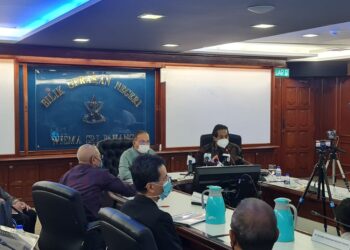 KHAIRY JAMALUDDIN dalam sidang akhbar di Wisma Sri Pahang di Kuantan, Pahang.