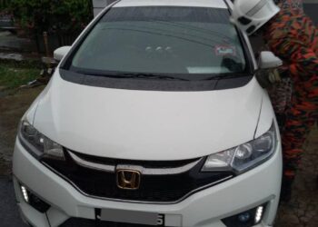 ANGGOTA bomba menggunakan peralatan khas bagi mengeluarkan seorang kanak-kanak lelaki yang terperangkap dalam kereta ibunya di Taman Berkat, Kayu Ara Pasong, di Pontian, Johor.