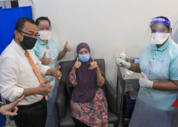 DR. NOOR Azmi Ghazali menunjukkan tanda bagus ketika meninjau proses pemberian suntikan vaksin Covid-19 kepada seorang warga emas di Hospital Pantai Penang, Bayan Lepas, Pulau Pinang.