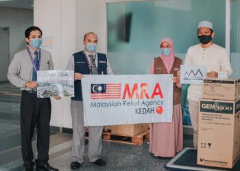 Ustaz Mohmmad Yaakub Yusra menyampaikan sumbangan mesin ABG kepada Timbalan Pengarah Perubatan (4) Hospital Sultanah Bahiyah, Dr Siti Norhani, sambil disaksikan oleh 
Pengerusi Malaysia Relief Agency Kedah, Dr Mohd Saifullah Alhany.