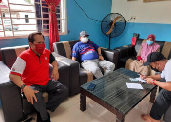 AHMAD Maslan (kiri) menyertai program pendaftaran vaksin bersama Southern Volunteers di Kampung Parit Kerimun di Benut, Pontian, di Johor. - UTUSAN/MUHAMMAD ZIKRI