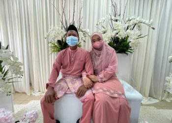 AHMAD Sarkawi Sulong bersama isterinya, Siti Hawa Harun dinikahkan di Pejabat Agama Daerah Hulu Terengganu.