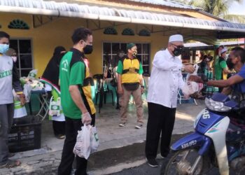 RAZMAN Zakaria (dua dari kanan) menyampaikan sumbangan ayam kepada penduduk Kampung Selamat, Gunung Semanggol di Bagan Serai. - UTUSAN/WAT KAMAL ABAS