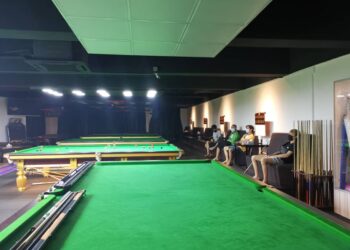 ANTARA pengunjung pusat snuker yang ditahan polis dalam Op Pematuhan Covid-19 di pusat permainan itu di Taman Bukit Indah, Iskandar Puteri di Johor.