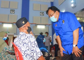 EDDIN Syazlee Shith beramah mesra dengan warga emas ketika meninjau operasi PPV Bergerak di Dewan Tuanku Ampuan Najihah, Seri Menanti, Kuala Pilah. - UTUSAN/MUHAMMAD IZZAT TERMIZIE