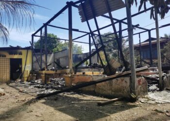 KEADAAN rumah pusaka milik Zainon Ismail yang hangus terbakar dalam kejadian di Jalan Anakku Sayang, Kuala Sungai Baru, Melaka. - UTUSAN/DIYANATUL ATIQAH ZAKARYA