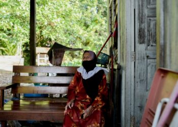 MAIMUN Yusof atau lebih dikenali sebagai tok Mun yang kini berusia 102 tahun masih berhasrat untuk bertanding dalam pilihan raya umum (PRU) akan datang jika mempunyai sumber kewangan ketika ditemui di rumahnya di Kampung Atas Tol di Kuala Terengganu, semalam.-UTUSAN/ PUQTRA HAIRRY ROSLI