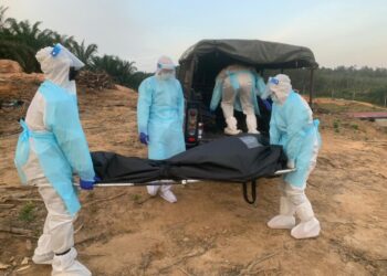 MAYAT Muhamad Sabirin Umar diusung oleh pasukan perubatan untuk dibawa ke Hospital Alor Gajah, Melaka bagi bedah siasat.