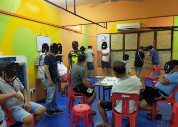 SEBAHAGIAN daripada 21 individu yang ditahan ketika sedang leka bermain judi di sebuah rumah kedai di Gat Lebuh Macallum, Georgetown, Pulau Pinang.