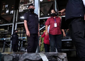 OMAR Bakhtiar (kiri )memeriksa keadaan sebuah kilang dalam Operasi Bersepadu Pemantauan Covid-19 di Kuala Kangsar hari ini. - UTUSAN/ZULFACHRI ZULKIFLI