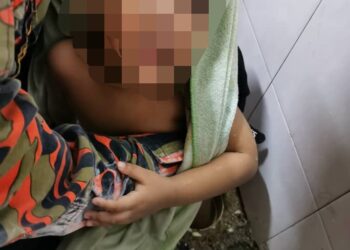 ANGGOTA bomba mengambil masa 1 jam 20 minit mengeluarkan kaki kanak-kanak tiga tahun yang tersangkut dalam lubang di tandas ketika sedang mandi di Taman Bukit Dahlia, Pasir Gudang di Johor.