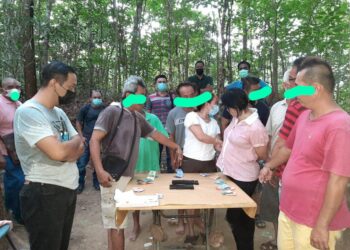 SEBAHAGIAN lelaki tempatan dan tiga wanita Vietnam yang ditahan oleh polis sempena Ops Dadu di Kampung Baru Penjom di Lipis, Pahang. - IHSAN IPD LIPIS