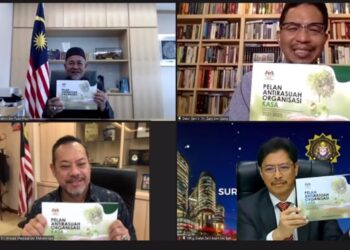 TUAN Ibrahim Tuan Man (kiri) bersama Azam Baki, Ahmad Masrizal Muhammad dan Zaini Ujang menunjukkan Pelan Buku OACP KASA pada majlis pelancaran buku itu secara maya.