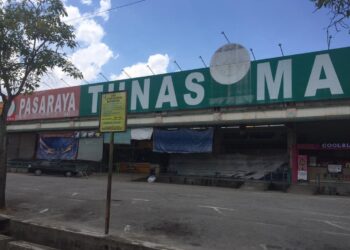 LENGANG dan kosong, tiada sebarang aktiviti urusniaga dilakukan di semua cawangan pasar raya TMG di seluruh daerah Kuantan, Pahang. - UTUSAN/ DIANA SURYA ABD WAHAB