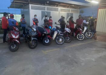 SEBAHAGIAN penunggang motosikal yang ditahan dalam Operasi Samseng Jalanan di laluan utama Jalan Bukit Setongkol di Kuantan, Pahang. - IHSAN IPD KUANTAN