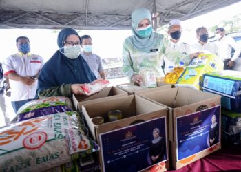 RINA Harun meninjau Komuniti Gerobok Rezeki di Desa Vista, Bandar Baru Salak Tinggi, Sepang, Selangor. - UTUSAN/FAIZ ALIF AHMAD ZUBIR