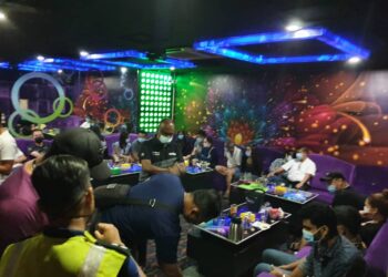 POLIS menjalankan pemeriksaan terhadap pengunjung di sebuah premis hiburan di Taman Shamelin Perkasa, Cheras yang diserbu semalam.