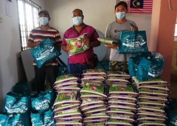 ANTARA masyarakat Orang Asli yang menerima sumbangan bakul makanan di Kampung Sungai Pergam di Kemaman. - UTUSAN/NIK NUR IZZATUL HAZWANI NIK ADNAN