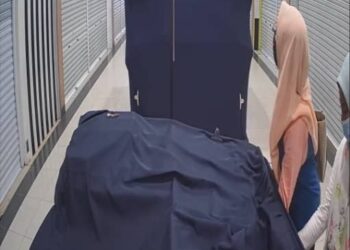 TANGKAP layar yang memaparkan tindakan dua wanita yang didakwa mencuri sejumlah barang kemas Korea di sebuah gerai yang tidak beroperasi di dalam sebuah pasar raya di Kepala Batas, Pulau Pinang.