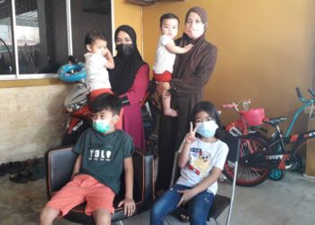 RASIDAH Baharim (berdiri, kanan) dan adiknya, Suzana (berdiri, kiri) bersama-sama empat anak saudara mereka yang menjadi yatim piatu selepas kematian ibu mereka di Taman Scientex, Pasir Gudang, Johor. - UTUSAN/KHAIRUL MOHD ALI