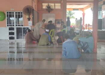 SEBAHAGIAN daripada jemaah yang dikenakan kompaun kerana menunaikan solat Jumaat di Masjid Seberang Kota, Kuala Kedah, Alor Setar. - UTUSAN/MOHD. RAFIE AZIMI