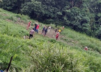 OPERASI mencari mangsa lemas oleh anggota bomba dalam kejadian di longkang berhampiran Masjid Taman Cendana di Pasir Gudang, Johor.