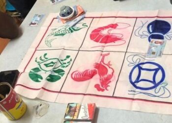 POLIS merampas alatan perjudian dan wang tunai sebanyak RM311 dalam satu serbuan di sebuah rumah di Dataran Segar Lukut, Port Dickson malam semalam.-FOTO/IHSAN POLIS