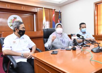 ZURAIDA Kamaruddin (tengah) pada sidang akhbar selepas mengadakan lawatan kerja di Majlis Perbandaran Batu Pahat di Johor. - UTUSAN/NUR ALINA HASSAN