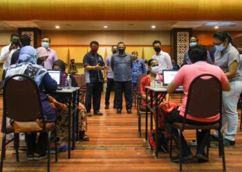AMINUDDIN Harun ketika mengadakan lawatan kerja ke PPV Mega, IPT di USIM di Nilai, Seremban hari ini.-UTUSAN/MUHAMMAD IZZAT TERMIZIE