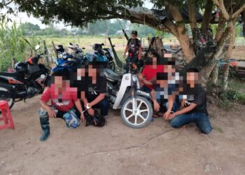 SEBAHAGIAN daripada individu yang ditahan kerana melepak sambil meminum air ketum berdekatan sebuah gelanggang futsal di Guar Tuan Syed, Kepala Batas, Pulau Pinang.