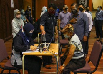 AMINUDDIN Harun (berdiri, kanan) ketika mengadakan lawatan kerja ke PPV Mega, IPT di USIM di Nilai, Seremban hari ini.-UTUSAN/MUHAMMAD IZZAT TERMIZIE.