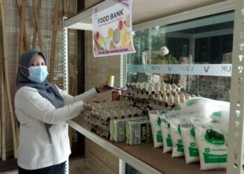 LATIFAH Salim menyusun barangan keperluan yang diletakkan di bank makanan di Vouk Hotel Suites, Jalan Sultan Ahmad Shah, Georgetown, Pulau Pinang khusus untuk golongan yang memerlukan.