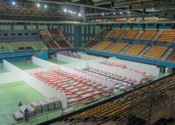 PERSIAPAN kini sedang dilakukan bagi membuka sebuah PKRC di Stadium Tertutup Nilai di Seremban yang mampu menampung sehingga 1,060 pesakit Covid-19 berisiko rendah.-UTUSAN/MUHAMMAD IZZAT TERMIZIE.