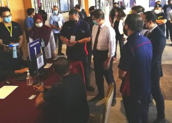 AZMIN Ali (dua dari kanan) bertanya sesuatu kepada petugas di pusat pemberian vaksin (PPV) Program Imunisasi Industri Covid-19 Kerjasama Awam-Swasta (Pikas) di Pusat Konvensyen Setia City, Selangor. - UTUSAN/ABDUL RAZAK IDRIS