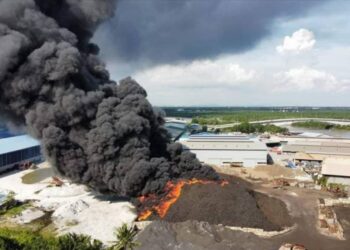 PEMBAKARAN tayar di premis persendirian di jeti Pulau Carey kelmarin. - UTUSAN/ABDUL RAZAK IDRIS