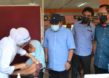 ISMAIL Lasim (tengah) dan Mohd. Faizal Abdul Manap (kanan) melihat proses vaksinasi kepada penduduk Mukim Ulu Jempol menerusi penggunaan PPV Bergerak di Kem Pusako, Sungai Jelutong, Juasseh, Kuala Pilah. - UTUSAN/ZAKKINA WATI AHMAD TARMIZI