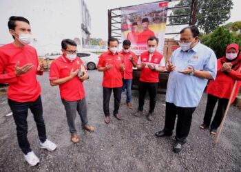 EDDIN Syazlee Shith (tengah) mengaminkan doa pada majlis pelepasan Jelajah Prihatin Bersatu Negeri Sembilan di Pejabat Badan Pimpinan Bersatu Negeri Sembilan di Seremban. - UTUSAN/MOHD. SHAHJEHAN MAAMIN