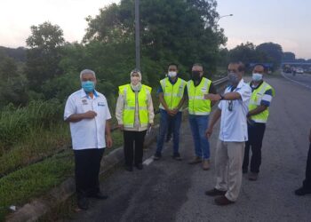 HASSAN Abdul Karim (kiri) ketika meninjau kerosakan jalan raya di Lebuhraya Pasir Gudang di Pasir Gudang, Johor. - UTUSAN/KHAIRUL MOHD ALI