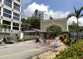 KIRA-KIRA lima orang pegawai dan anggota PGA PDRM kelihatan tiba di pekarangan Pintu 2 Istana Negara dengan menaiki kenderaan pacuan empat roda dikatakan sedang melakukan tinjauan keselamatan biasa.