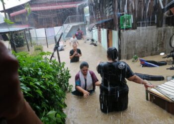 ANGGOTA bomba menyelamatkan lima sekeluarga termasuk dua kanak-kanak yang terperangkap dalam kejadian banjir kilat di Kampung Din Bamboo, Batu Ferringhi, Pulau Pinang.