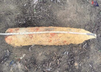 BOM jenis Artillery Shell 105 millimeter yang ditemukan seorang pekerja ladang ketika membersihkan kebun pisang di Felda Taib Andak, Kulai di Johor.