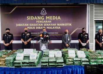 RAZARUDIN Husain (tengah) dalam sidang akhbar rampasan dadah bernilai RM23.7 juta menggunakan trak tunda di IPK Perak di Ipoh hari ini. - UTUSAN/ZULFACHRI ZULKIFLI