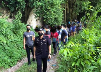 SEBAHAGIAN daripada penagih dadah yang ditahan selepas diserbu polis di Gunung Keriang, Alor Setar.