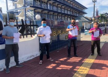 NOR Aliff Yaakob (dua dari kanan) membuat laporan polis bersama beberapa NGO lain di IPD Kuantan di Kuantan, Pahang.