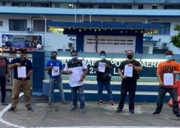 MOHD. FARID Mohd. Nor (depan, tiga dari kanan) bersama wakil beberapa NGO di IPD Lipis di Lipis, Pahang. - UTUSAN/HARIS FADILAH AHMAD