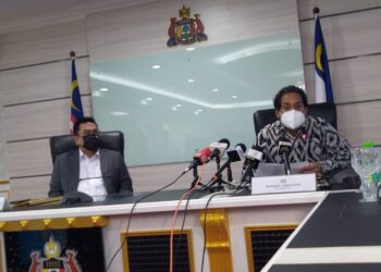 KHAIRY JAMALUDDIN (kanan) bersama Sulaiman Md. Ali bercakap kepada pemberita pada sidang akhbar mesyuarat CITF di Seri Negeri, Ayer Keroh, Melaka. - UTUSAN/MUHAMMAD SHAHIZAM TAZALI