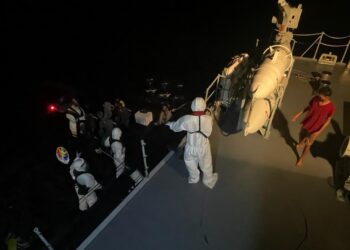 LIMA nelayan Indonesia yang terapung selama tiga hari di Selat Melaka diselamatkan TLDM semalam. - UTUSAN/IHSAN TLDM