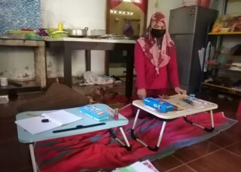 SUHASNIZA Sahaimi menunjukkan meja tempat tiga anaknya bersama seorang anak saudara mengikuti sesi pengajaran dan pembelajaran di rumah (PdPR) sebelum mereka terkena renjatan kilat di kediamannya di Kampung Kuala Por, Hulu Terengganu. - UTUSAN/NOOR HAYATI MAMAT