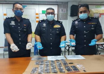 NORZAMRI Abd. Rahman (tengah) menunjukkan dadah yang dirampas dalam dua serbuah berasingan di Felda Jengka di IPD Maran di Maran, Pahang. - UTUSAN/SALEHUDIN MAT RASAD